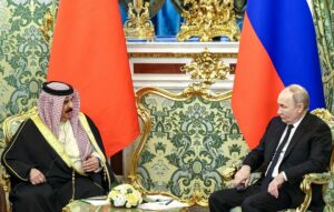 Quốc vương Bahrain Hamad bin Isa Al Khalifa (trái) và Tổng thống Nga Vladimir Putin. Ảnh: TASS