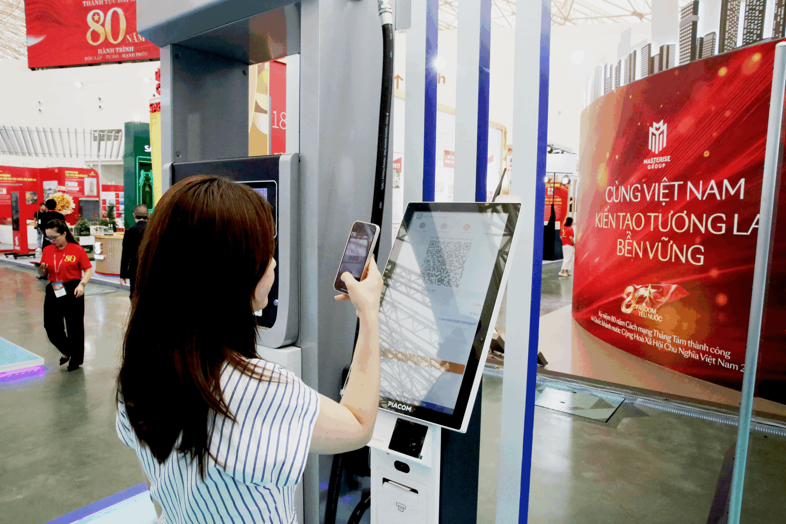 Khách tham quan trải nghiệm Ki-ốt mua xăng tự động