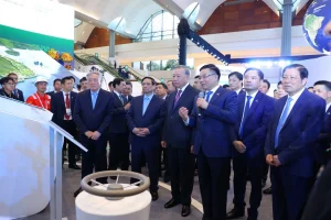 Chủ tịch Hội đồng thành viên PVN Lê Mạnh Hùng giới thiệu với Tổng Bí thư Tô Lâm, Thủ tướng Phạm Minh Chính và các đồng chí lãnh đạo Đảng, Nhà nước về các thành tựu khoa học, công nghệ của tập đoàn (Ảnh: PVN).