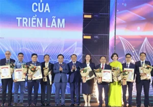 Phó Chủ tịch Quốc hội Lê Minh Hoan và Bộ trưởng Bộ Văn hóa, Thể thao và Du lịch Nguyễn Văn Hùng trao giải thưởng ‘Không gian trưng bày tiêu biểu’ cho các đơn vị, Phó Tổng Giám đốc Petrolimex Nguyễn Ngọc Tú đại diện Tập đoàn nhận bảng vinh danh