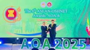 Ông Pongkawin Jungrungruangkit - Bộ trưởng Bộ Lao động  và Phúc lợi xã hội Thái Lan (đứng bên phải) trao giải thưởng tới đại diện Petrolimex Đà Nẵng (đứng bên trái)