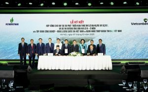 Ông Nguyễn Việt Cường - Phó Tổng Giám đốc Vietcombank và ông Dương Mạnh Sơn - Phó Tổng Giám đốc Petrovietnam đại diện hai đơn vị thực hiện ký kết hợp đồng cho vay dự án thượng nguồn và trung nguồn thuộc Chuỗi dự án khí điện Lô B – Ô Môn trước sự chứng kiến của Lãnh đạo Chính phủ, ban, bộ, ngành Trung ương và lãnh đạo của 2 bên.