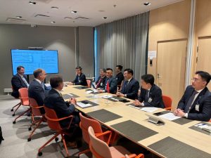 Chủ tịch HĐTV Petrovietnam Lê Mạnh Hùng trao đổi với lãnh đạo Wartsila