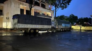 Đoàn xe chở nhu yếu phẩm hỗ trợ người dân tỉnh Đắk Lắk do Petrovietnam tổ chức đã đến điểm tiếp nhận và nhanh chóng được phân phối đến người dân đang chịu ảnh hưởng. (Nguồn PVN)