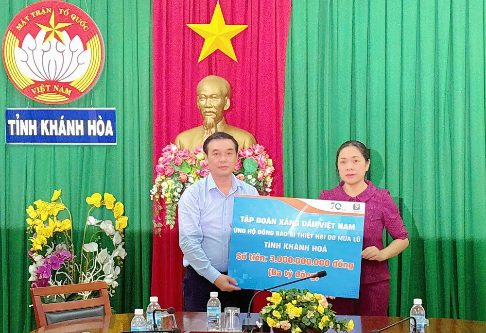 Thừa ủy quyền Lãnh đạo Tập đoàn Xăng dầu Việt Nam, ông Ngô Văn Vân - Phó Bí thư Đảng ủy, Phó Giám đốc Công ty TNHH MTV Petrolimex Khánh Hòa - trao số tiền 3 tỷ đồng ủng hộ người dân bị thiệt hại do mưa lũ tại tỉnh Khánh Hòa