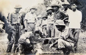 Đường ống hàn đầu tiên (Đồng chí Nguyễn Văn Ký, người hàn mối hàn đầu tiên, thuộc đoàn công trình 18, trên công trường 32h)