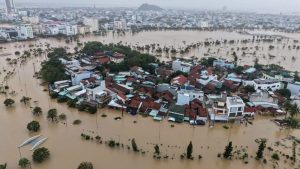 Tỉnh Đắk Lắk đang gánh chịu hậu quả nặng nề với hơn 200.000 ngôi nhà bị ngập sâu, hàng nghìn người dân bị cô lập do nước lớn. Thống kê đến tối 21/11, mưa lũ làm 27 người tử vong và 8 người mất tích. Ước tính thiệt hại sơ bộ do mưa lũ lịch sử gây ra tại địa phương là hơn 4.500 tỷ đồng. (Nguồn PVN)