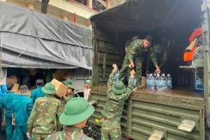 Bên cạnh việc hỗ trợ nhu yếu phẩm cho người dân tỉnh Đắk Lắk, Petrovietnam sẽ tiếp tục triển khai các chương trình an sinh xã hội nhằm kịp thời hỗ trợ người dân tại những tỉnh, thành phố đang chịu ảnh hưởng nặng nề bởi thiên tai. (Nguồn PVN)