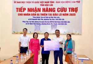 Ông Phan Quốc Nhân – Chủ tịch kiêm Giám đốc Petrolimex Đắk Lắk – thừa ủy quyền của lãnh đạo Tập đoàn Xăng dầu Việt Nam trao số tiền hỗ trợ khắc phục hậu quả do mưa lũ tới lãnh đạo Ủy ban MTTQ Việt Nam tỉnh Đắk Lắk.