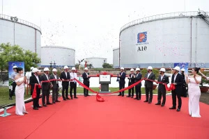 Lễ gắn biển công trình chào mừng 70 năm thành lập Petrolimex tại Hệ thống phối trộn Nhiên liệu hàng không bền vững (SAF)
