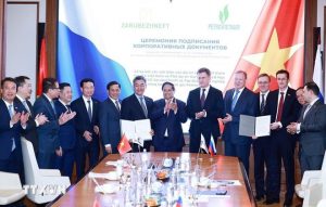 Thủ tướng Chính phủ Phạm Minh Chính và Phó Thủ tướng Nga Alexander Novak chứng kiến lễ ký kết hợp tác giữa Petrovietnam và Zarubezhneft. Ảnh: TTXVN