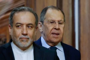Ngoại trưởng Nga Sergei Lavrov (phải) và người đồng cấp Iran Abbas Araqchi. (Ảnh: Reuters)