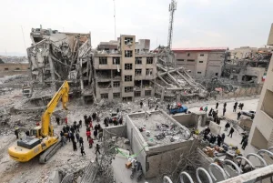 Người dân tập trung tại một vị trí bị không kích ở thủ đô Tehran của Iran ngày 12.3