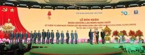 Đồng chí Bùi Thanh Sơn - Ủy viên BCH TW Đảng, Phó Thủ tướng Chính phủ thay mặt lãnh đạo Đảng và Nhà nước trao Huân chương Lao động hạng Nhất tặng Petrolimex nhân dịp kỷ niệm 70 năm thành lập