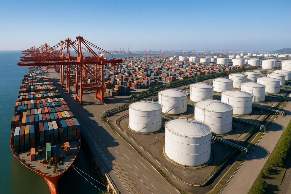 Trung Quốc tận dụng giai đoạn biến động giá dầu để gia tăng dự trữ