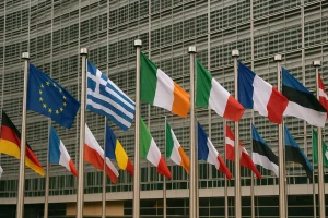 Hình ảnh trụ sở chính của EU với lá cờ các nước thành viên.