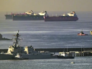 Tàu khu trục mang tên lửa dẫn đường lớp Arleigh USS Gridley của Hải quân Mỹ neo đậu tại thành phố Panama ngày 29-3 - Ảnh: AFP