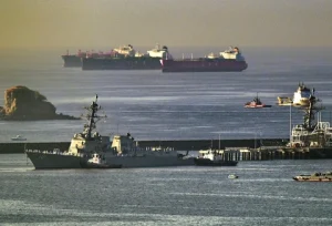 Tàu khu trục mang tên lửa dẫn đường lớp Arleigh USS Gridley của Hải quân Mỹ neo đậu tại thành phố Panama ngày 29-3 - Ảnh: AFP