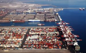  Cảng xuất khẩu hàng hóa của Iran nhộn nhịp hoạt động, bên cạnh dầu mỏ, các sản phẩm hóa dầu, thép và khí hóa lỏng đang đóng góp đáng kể vào kim ngạch thương mại của nước này. Ảnh minh họa: TOI