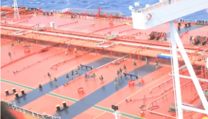 Quân đội Mỹ trên tàu dầu M/T Tifani  (Ảnh cắt từ video của Bộ Chiến tranh Mỹ)