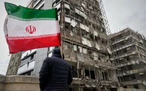 Bệnh viện Gandhi ở Tehran bị trúng bom trong cuộc tấn công của Mỹ và Israel vào Iran, ngày 2/3/2026 (Ảnh: AP)