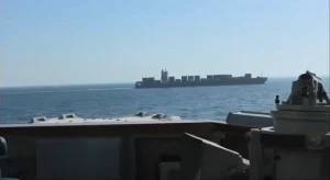 Tàu hàng bị quân đội Mỹ bắt giữ gần eo biển Hormuz ngày 19.4ẢNH: CẮT TỪ CLIP CỦA CENTCOM (Nguồn Thanhnien.vn)