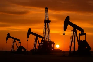 Toàn cảnh nhiều giàn khoan dầu đá phiến với cảnh hoàng hôn đầy ấn tượng phía sau.