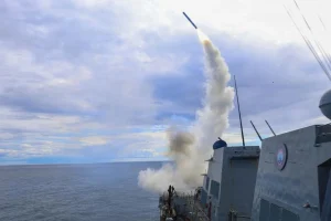 Tàu chiến Mỹ phóng tên lửa Tomahawk nhằm vào Iran (Ảnh: CENTCOM).