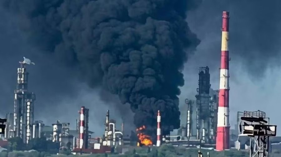 Cuộc tấn công bằng drone của Ukraine đánh trúng nhà máy lọc dầu Gazprom Neft: Đòn giáng chiến lược và Hệ lụy toàn cầu