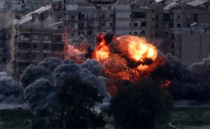 Vụ nổ xảy ra ở vùng ngoại ô phía Nam Thủ đô Beirut, Lebanon sau cuộc tấn công của Israel nhằm vào cơ sở của Hezbollah, ngày 6-3. Ảnh: Reuters