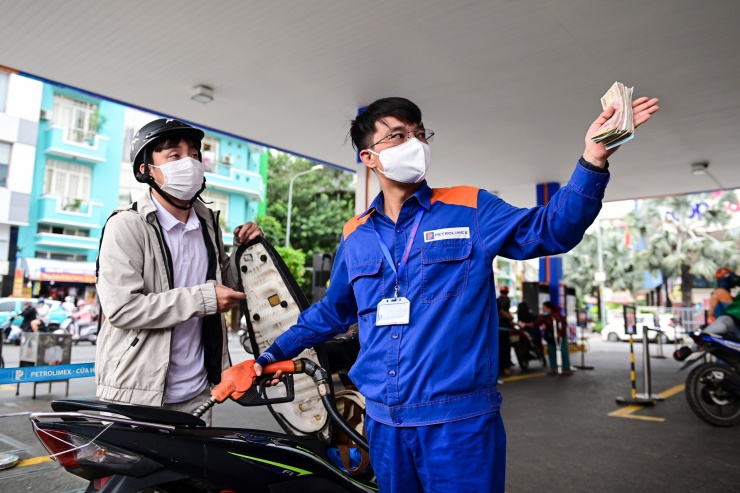 Giá xăng dầu hôm nay (21/05): Bật tăng mạnh trong nước trái chiều đà giảm thế giới – Áp lực kép trước thềm khai tử xăng khoáng