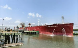 Mỹ tận dụng “khoảnh khắc Hormuz” để khóa chặt thị phần dài hạn