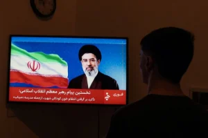 Người dân theo dõi thông điệp của Lãnh tụ Tối cao Mojtaba Khamenei tại Tehran ngày 12/3. Ảnh: AFP