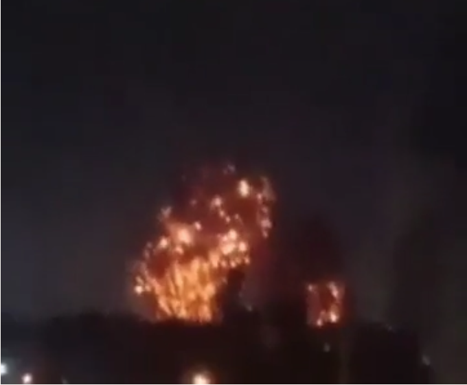Mỹ – Iran đấu hỏa lực trên eo biển Hormuz: Yết hầu năng lượng bùng cháy, lệnh ngừng bắn lung lay