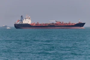 Một tàu chở dầu tại eo biển Hormuz, ngoài khơi Bandar Abbas, Iran ngày 2-5 - Ảnh: AP