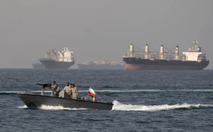 Hải quân Iran gần Eo biển Hormuz. Ảnh: NurPhoto