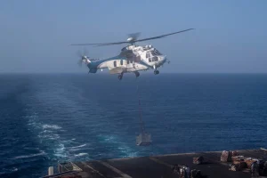 Tàu sân bay USS Abraham Lincoln tiếp nhận tiếp tế bằng trực thăng ngày 18-4. Ảnh: CENTCOM