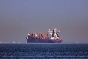 Tàu thuyền đi qua Eo biển Hormuz. Ảnh: EPA/Stringer