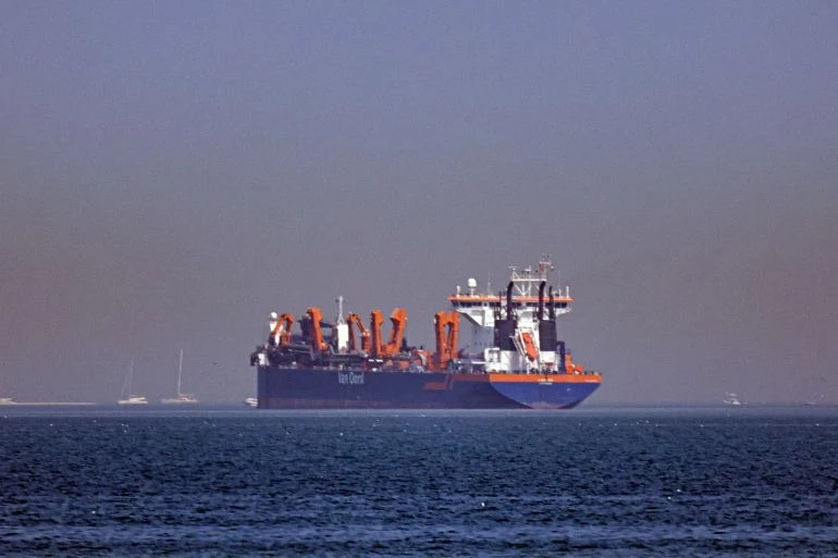 Lưu lượng tàu thuyền qua eo biển Hormuz sụt giảm nghiêm trọng khi ngừng bắn có nguy cơ sụp đổ