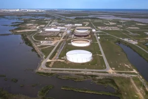 Một cơ sở dự trữ dầu chiến lược của Mỹ ở Freeport, bang Texas. Ảnh: Reuters