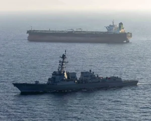 Tàu khu trục USS Rafael Peralta bên cạnh tàu treo cờ Iran ngày 26/4. Ảnh: US Navy
