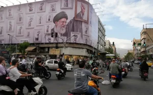 Áp phích cố lãnh tụ tối cao Iran Ayatollah Ali Khamenei tại Tehran, Iran, ngày 6/5/2026. (Ảnh: AP)