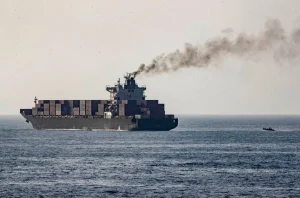 Lực lượng Mỹ tuần tra gần tàu chở hàng M/V Touska mang cờ Iran. Ảnh minh hoạ: Reuters