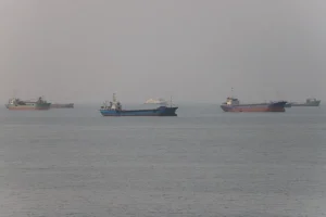 Các tàu thuyền ở eo biển Hormuz gần bãi biển Bandar Abbas, Iran, hôm Chủ nhật. Amirhosein Khorgooi/ISNA/qua WAN/Reuters