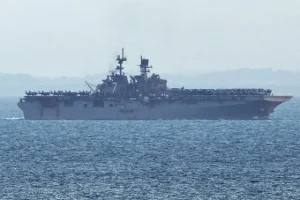 Hình ảnh từ Singapore ngày 17 tháng 3 cho thấy tàu tấn công đổ bộ USS Tripoli tiến vào eo biển Singapore trong bối cảnh xung đột giữa Mỹ và Israel với Iran.