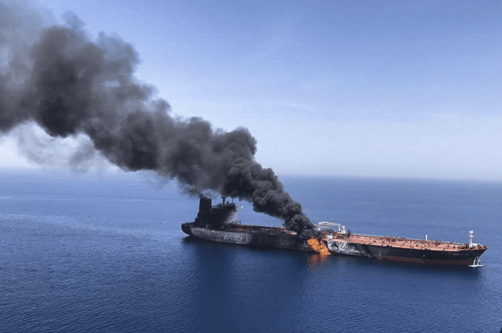 Iran tấn công tàu chở hàng ở eo biển Hormuz: IMO dừng khẩn cấp chiến dịch sơ tán, thị trường năng lượng giằng co