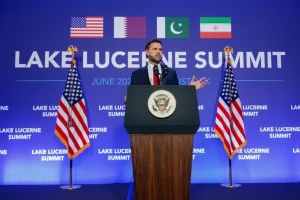 Phó tổng thống Mỹ JD Vance trả lời báo giới sau cuộc đàm phán cấp cao Mỹ - Iran tại Thụy Sĩ ngày 22-6 - Ảnh: AFP