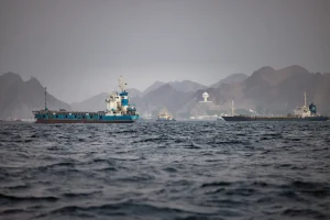 Ngày 21 tháng 6 năm 2026, các tàu chở dầu và tàu chở hàng vẫn neo đậu ngoài khơi cảng Sultan Qaboos ở Muscat, Oman. Elke Scholiers/Getty Images
