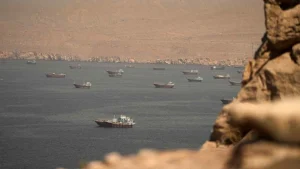 Cảnh tàu thuyền neo đậu gần eo biển Hormuz ngày 18/6. Ảnh: Reuters.