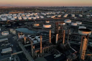 Nhà máy lọc dầu Phillips 66 tại Los Angeles (trước) và kho chứa dầu tại cảng Kinder Morgan Carson (sau), California, ngày 11-3-2022 - Ảnh: REUTERS